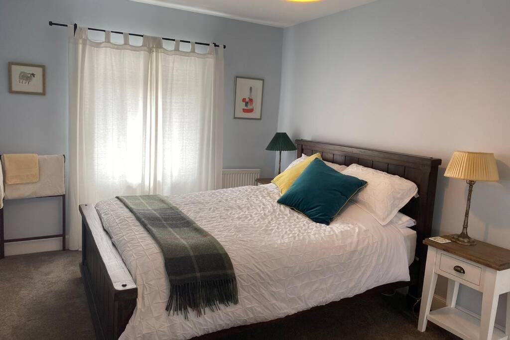 2X King Bedrooms, Private Living Room & Bathroom Thornhill  Extérieur photo